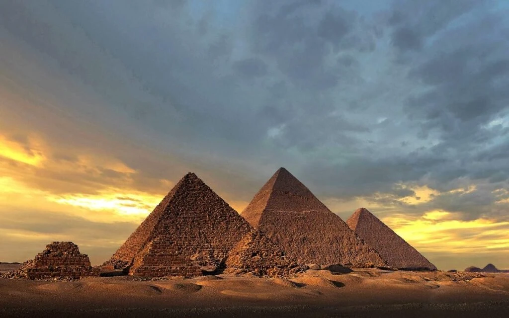 when the pyramids of egypt were built
